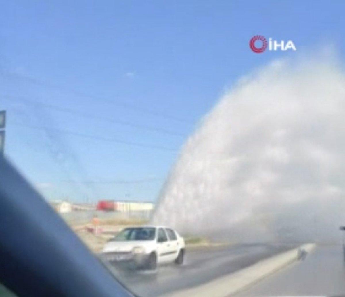 İSKİ’nin su borusu patladı, sürücüler zor anlar yaşadı