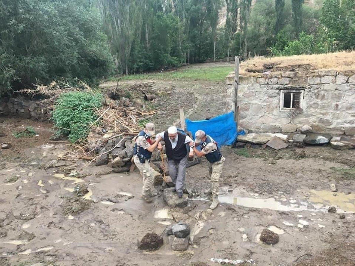 Kars’ta, jandarma ve komandolar sel bölgesinde