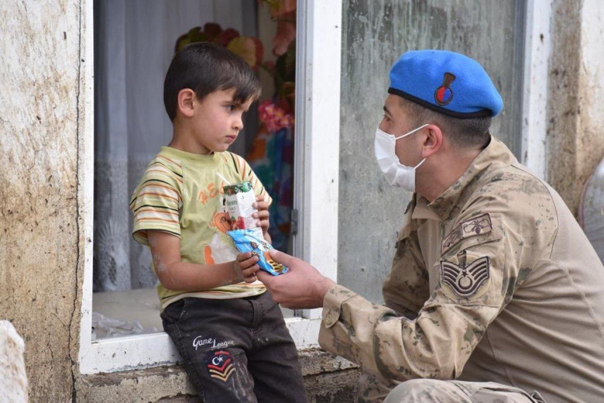 Kars’ta, jandarma ve komandolar sel bölgesinde