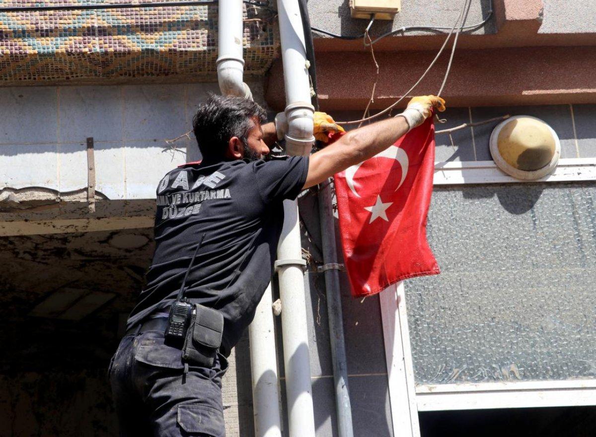Kastamonu'da çamurun altında buldukları Türk bayrağını öptükten sonra astılar