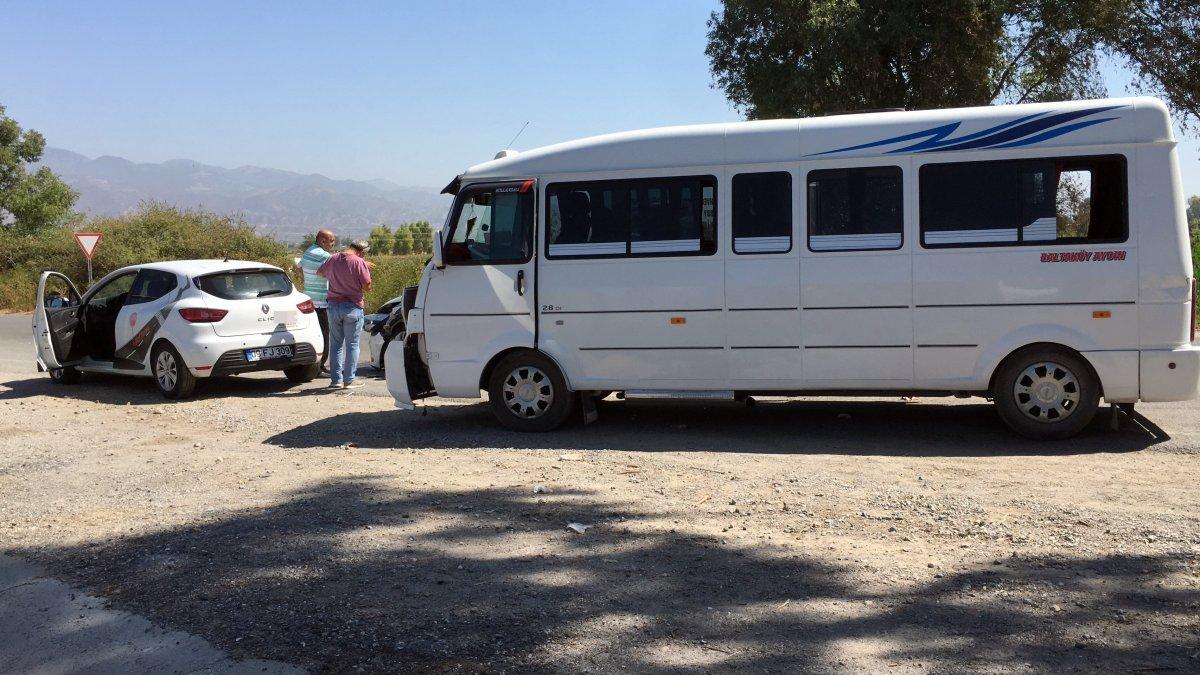 Aydın’da sürücü eğitmeni, yolcu minibüsüyle çarpıştı