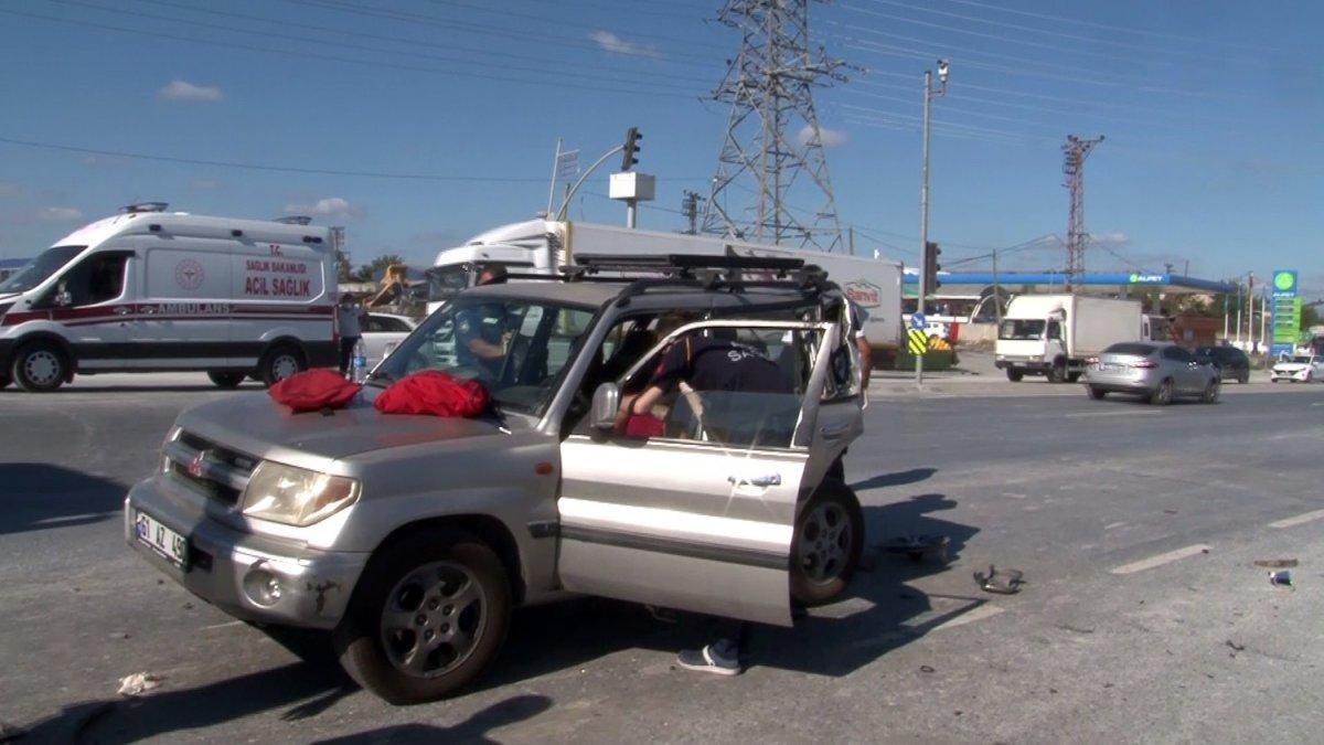 Başakşehir'de kamyonetin neden olduğu kazada 2 kişi yaralandı