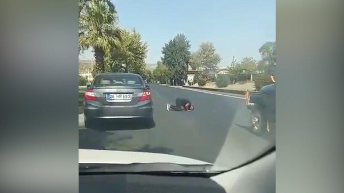 Trafiğe aldırış etmeden yolun ortasında namaz kıldı