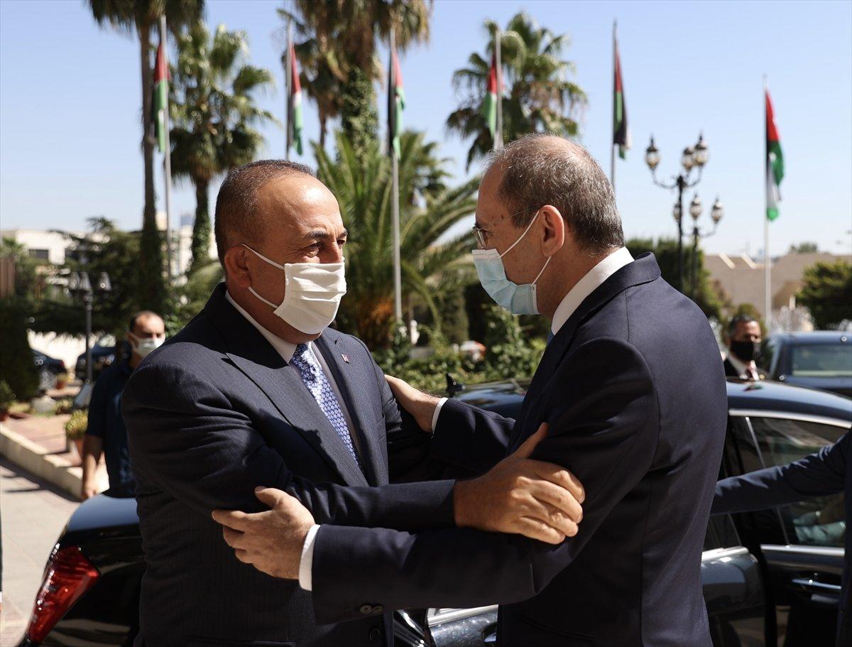 Mevlüt Çavuşoğlu: Suriyeli göçmenlerin dönmesi için çaba sarf etmeliyiz