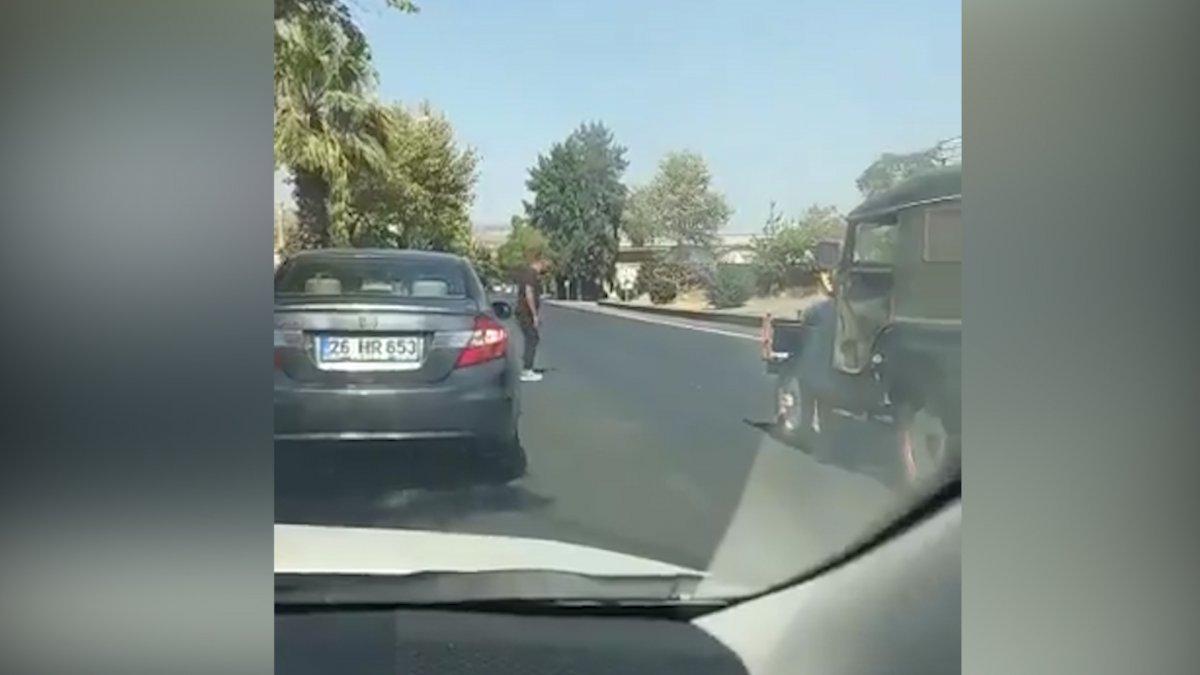 Trafiğe aldırış etmeden yolun ortasında namaz kıldı