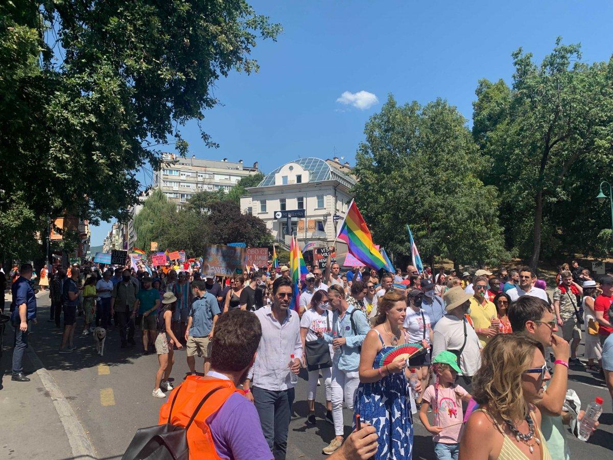 Bosna'da ezanı protesto eden LGBT'lilerin geçtiği cadde yıkandı