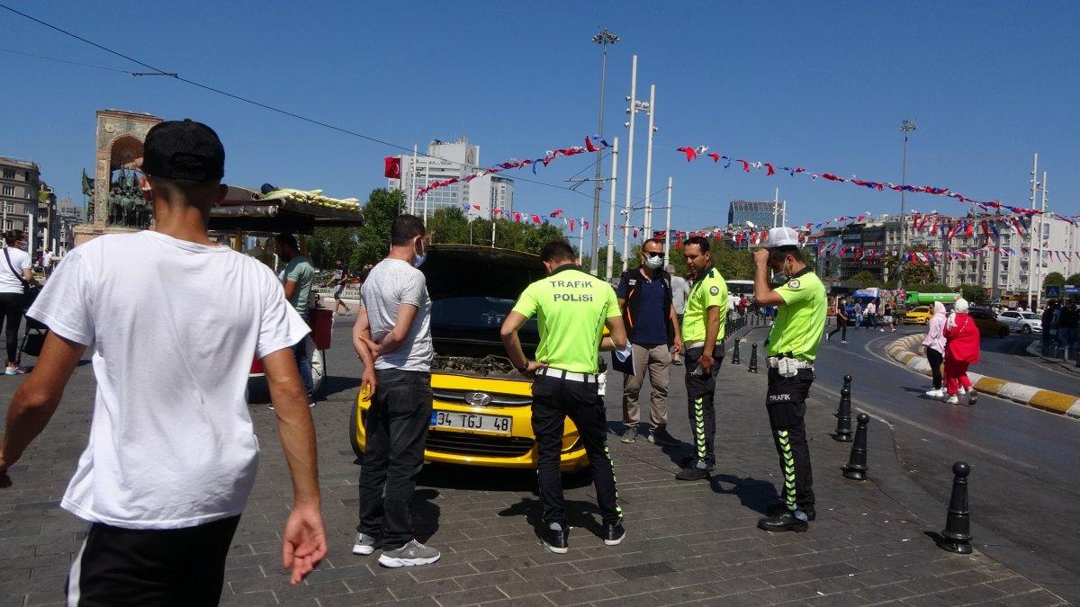 Taksim'de çantasını takside unutan turist, eksik para için taksiciyi şikayet etti