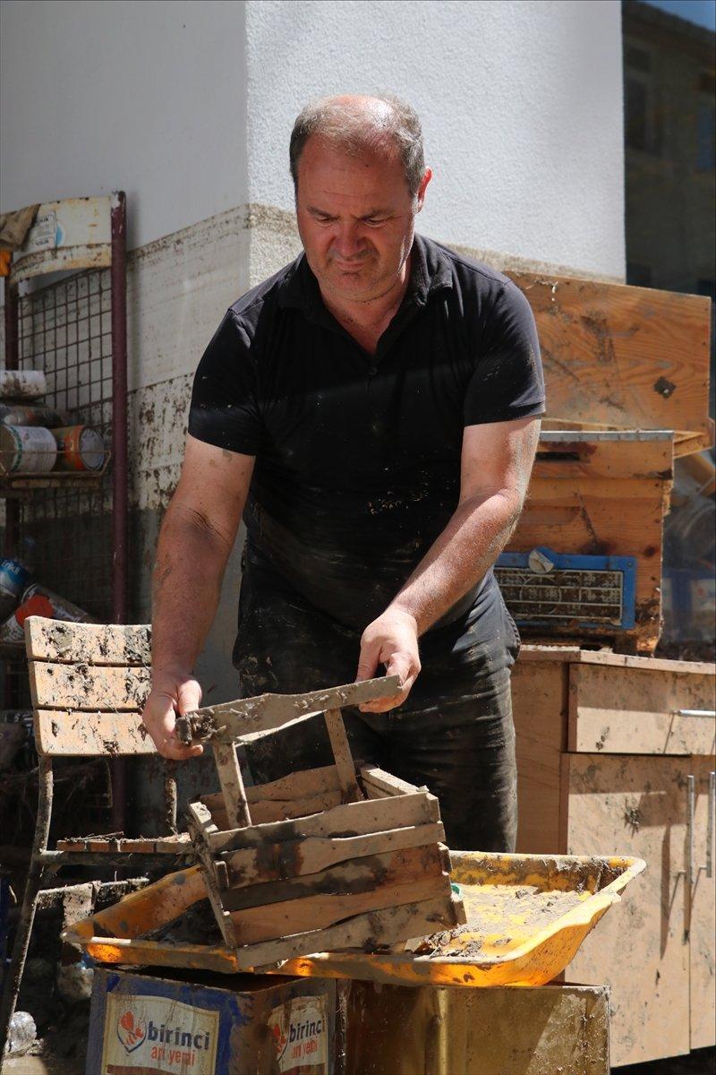 Bozkurt'ta sel arı kovanlarını da vurdu