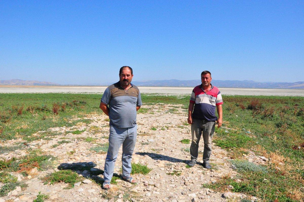 Marmara Gölü kurudu, zemininde derin yarıklar oluştu