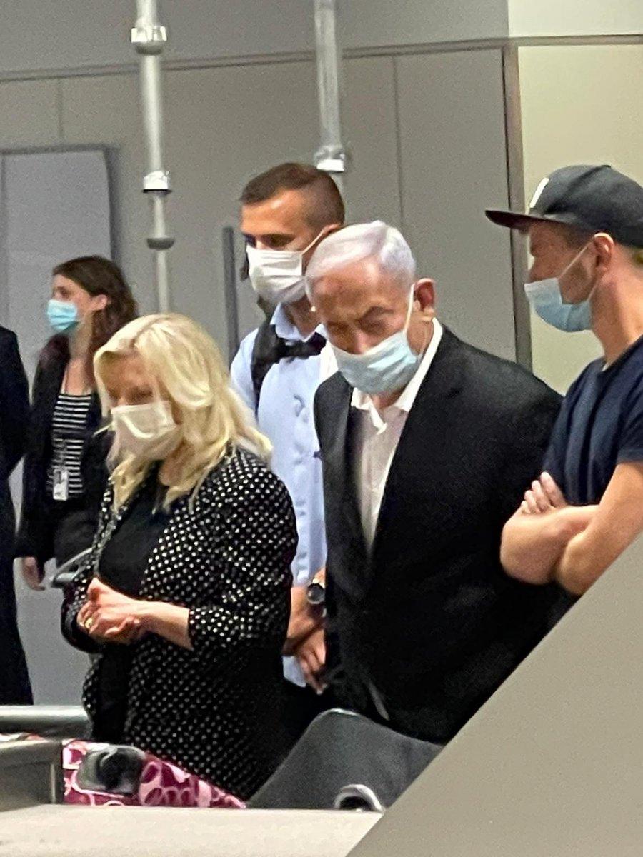 Binyamin Netanyahu, San Francisco Havalimanı'nda sıra beklerken görüntülendi