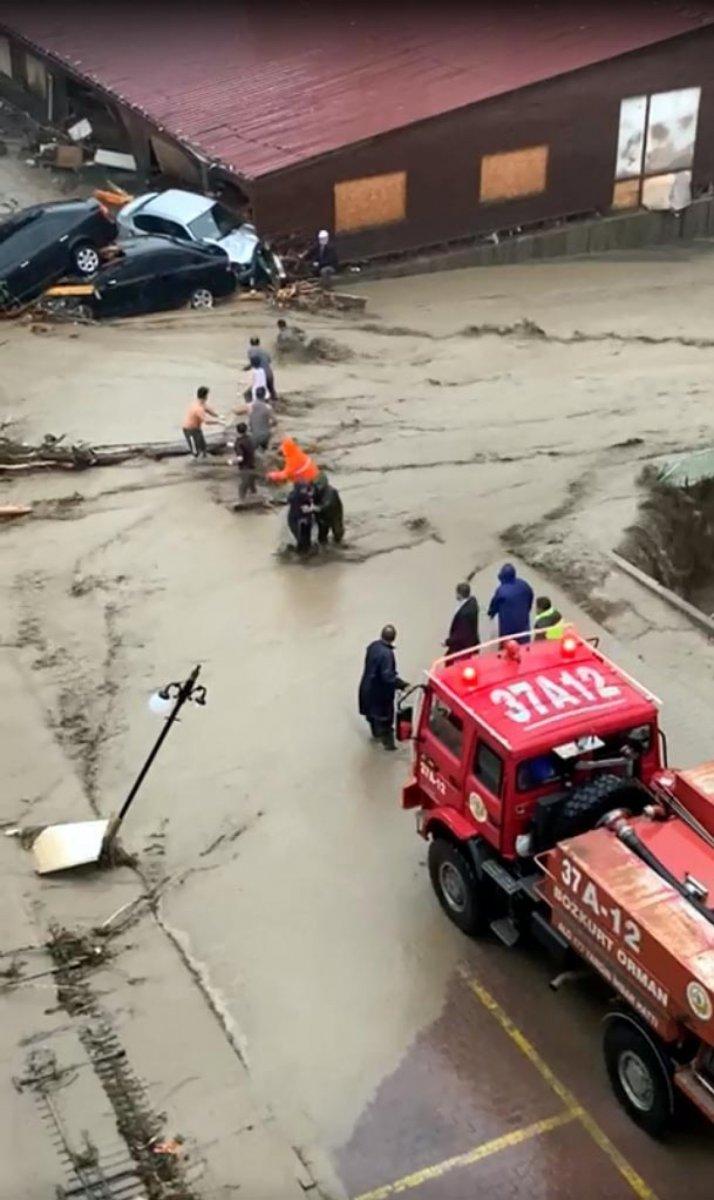 Kastamonu’da selde mahsur kalan üçüzlerin korkusu kamerada