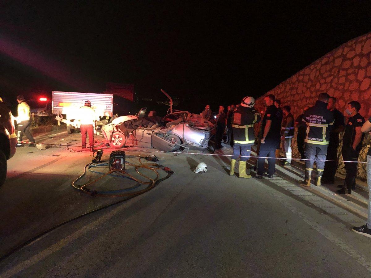 Kastamonu’da yardım için duran tıra otomobil çarptı: 2 ölü, 3 yaralı