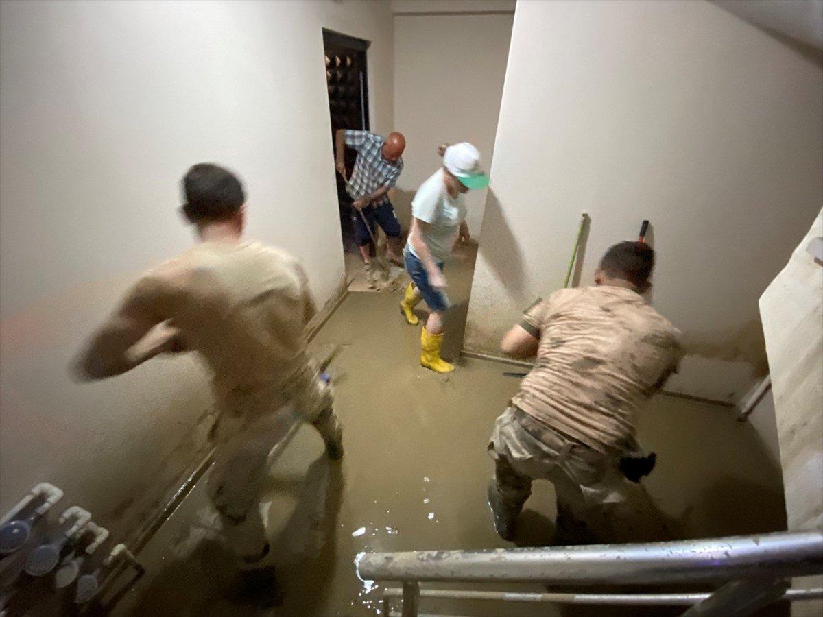 Sinop'un Ayancık ilçesinde Mehmetçik, vatandaşın yaralarını sarıyor