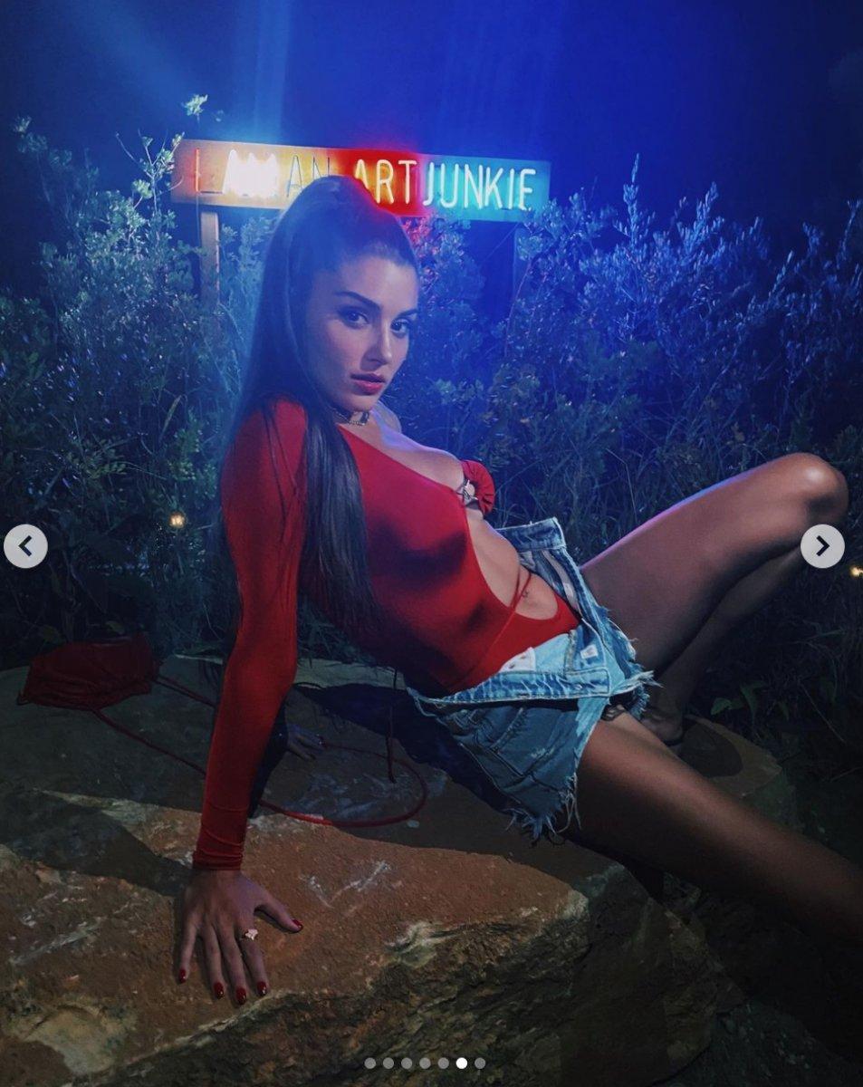 Hande Erçel'den iddialı kıyafet