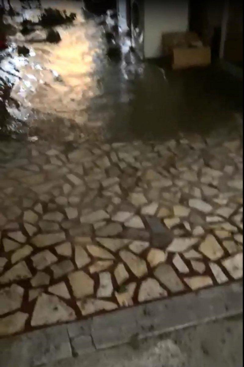 Kastamonu’da selde mahsur kalan üçüzlerin korkusu kamerada