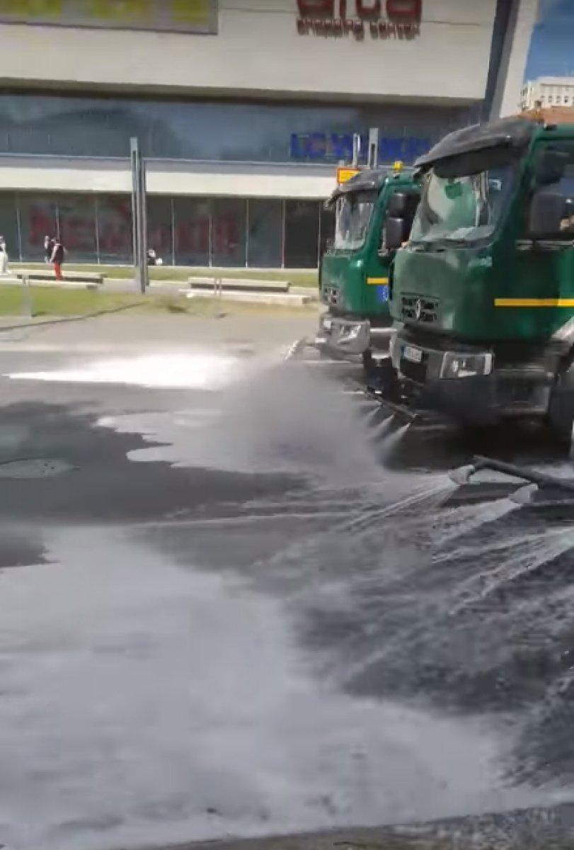 Bosna'da ezanı protesto eden LGBT'lilerin geçtiği cadde yıkandı