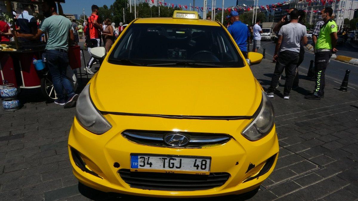 Taksim'de çantasını takside unutan turist, eksik para için taksiciyi şikayet etti