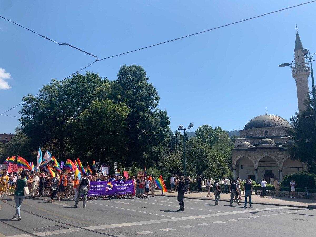 Bosna'da ezanı protesto eden LGBT'lilerin geçtiği cadde yıkandı