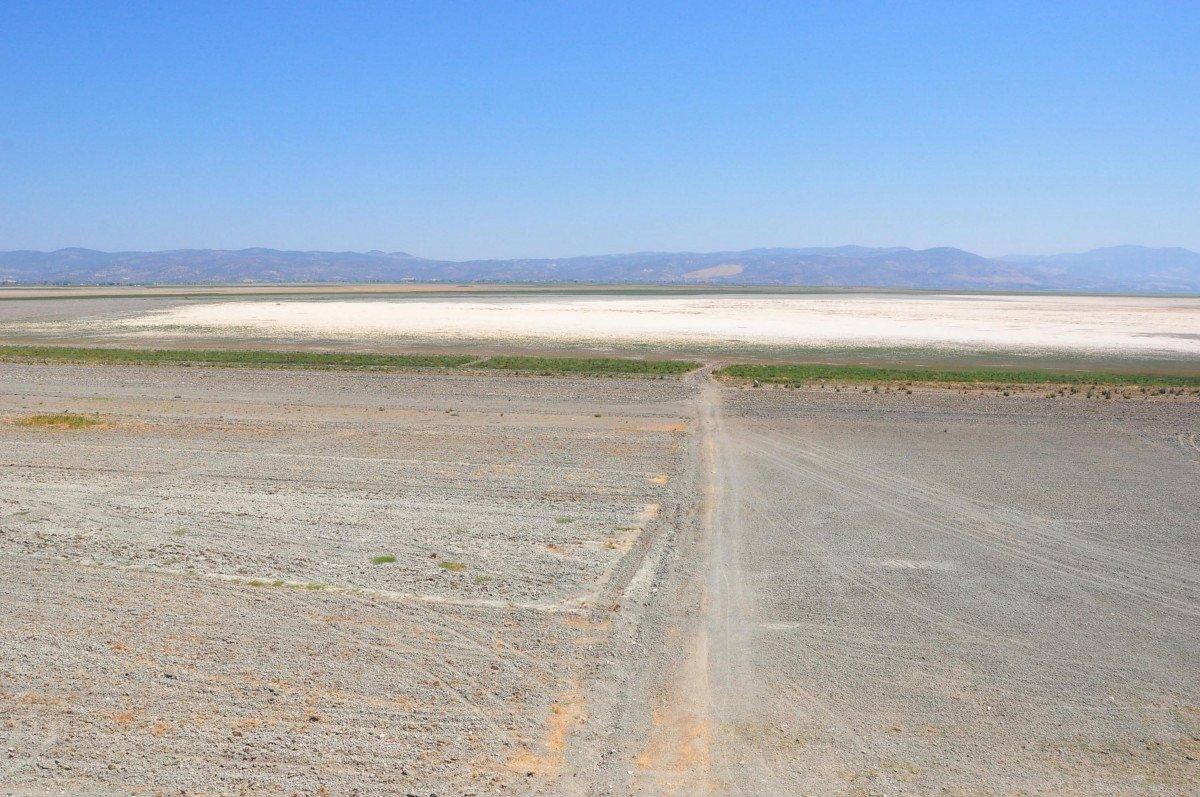 Marmara Gölü kurudu, zemininde derin yarıklar oluştu