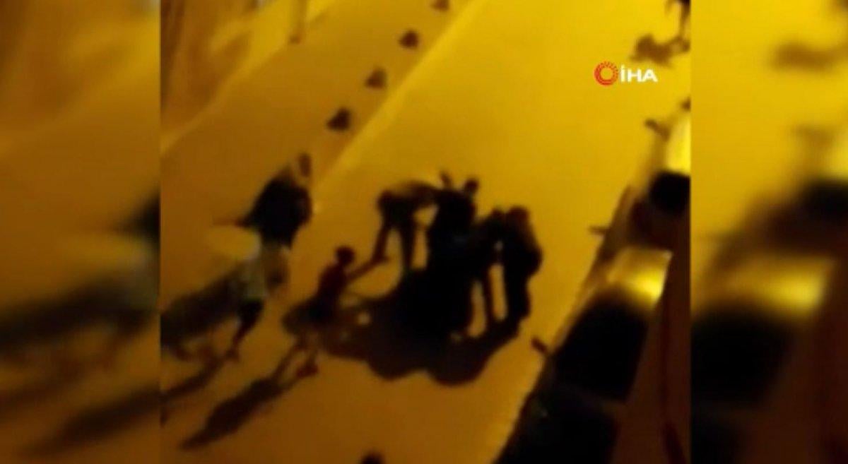 Esenyurt’ta ailesine bıçak çekti, komşular tarafından dövüldü