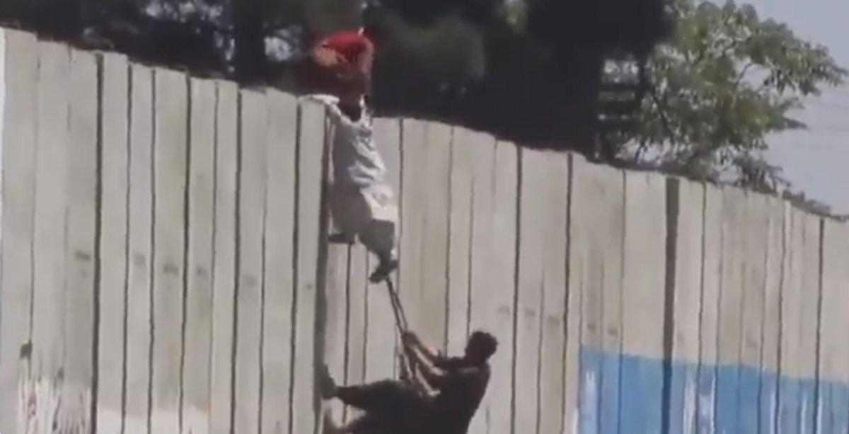 Afganlar Kabil Havalimanı'nın 4 metrelik duvarına tırmandı