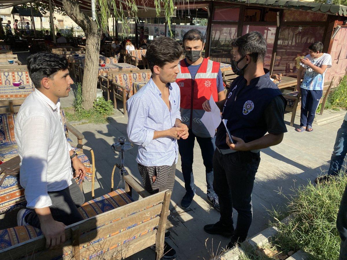 Esenyurt'ta kaçak göçmenler, nargile içtiği sırada yakalandı
