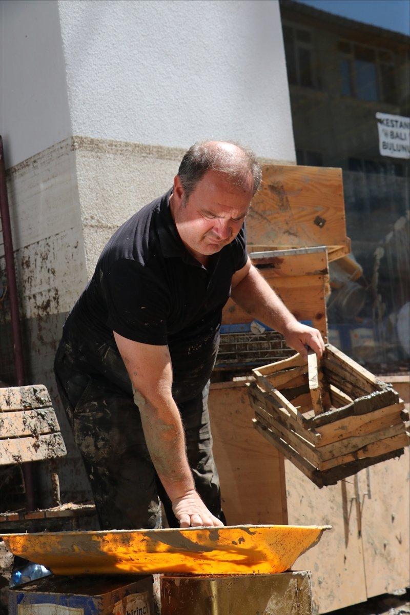 Bozkurt'ta sel arı kovanlarını da vurdu