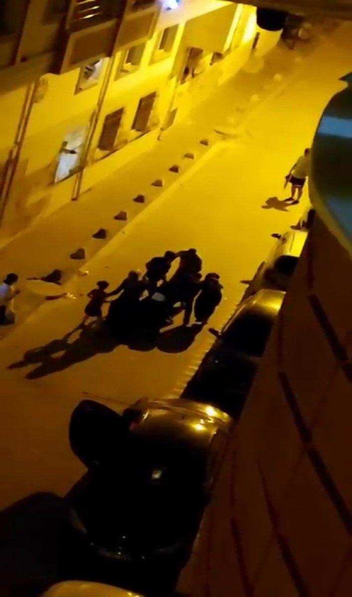 Esenyurt’ta ailesine bıçak çekti, komşular tarafından dövüldü