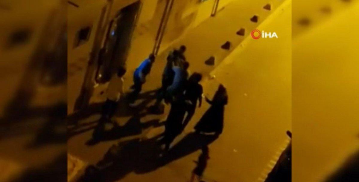 Esenyurt’ta ailesine bıçak çekti, komşular tarafından dövüldü