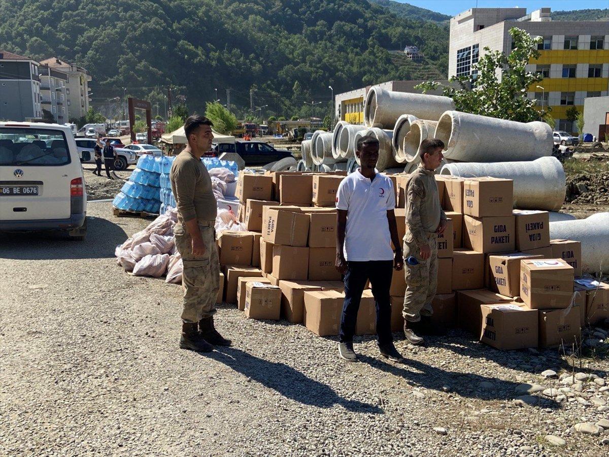Sinop'un Ayancık ilçesinde Mehmetçik, vatandaşın yaralarını sarıyor
