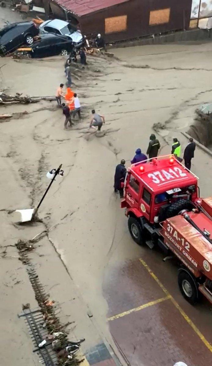 Kastamonu’da selde mahsur kalan üçüzlerin korkusu kamerada