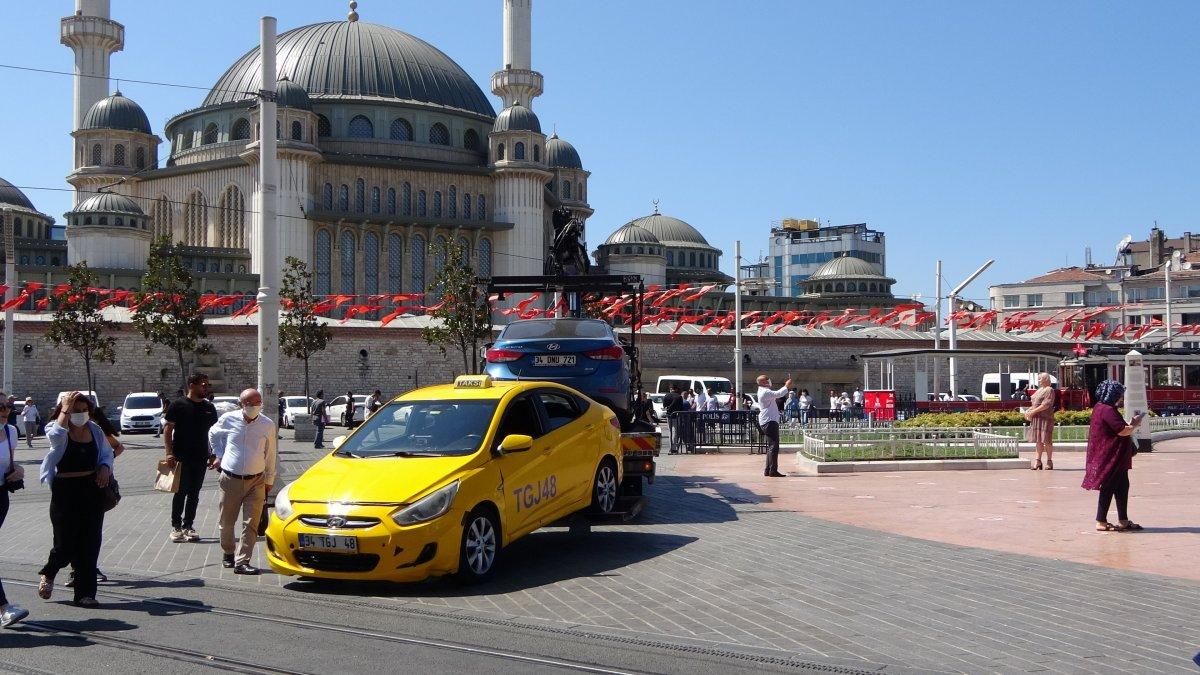 Taksim'de çantasını takside unutan turist, eksik para için taksiciyi şikayet etti