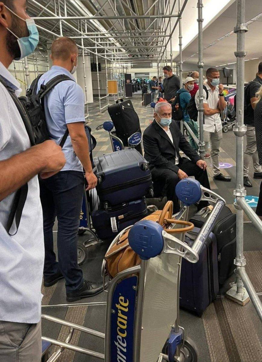 Binyamin Netanyahu, San Francisco Havalimanı'nda sıra beklerken görüntülendi