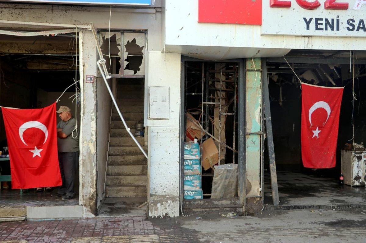 Kastamonu'nda selin vurduğu esnaf, Türk Bayraklarını yerde bırakmadı
