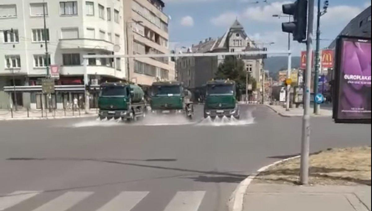 Bosna'da ezanı protesto eden LGBT'lilerin geçtiği cadde yıkandı