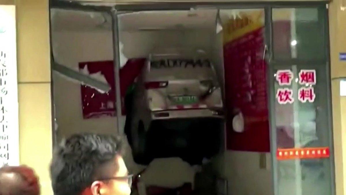 Çin’de fren yerine gaza bastı, hızla dükkana girdi