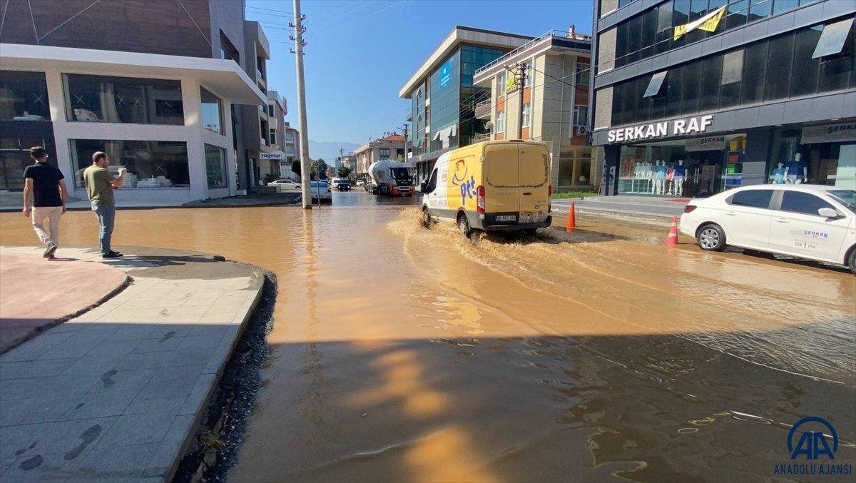 Düzce’de su borusu patladı, yollar göle döndü