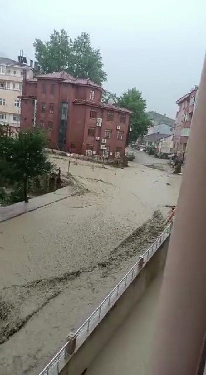 Kastamonu'da sel sularına kapılan vatandaşa böyle seslendi