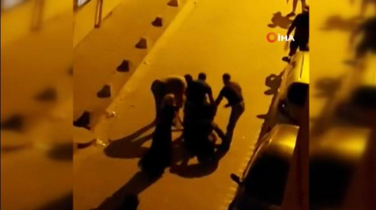 Esenyurt’ta ailesine bıçak çekti, komşular tarafından dövüldü