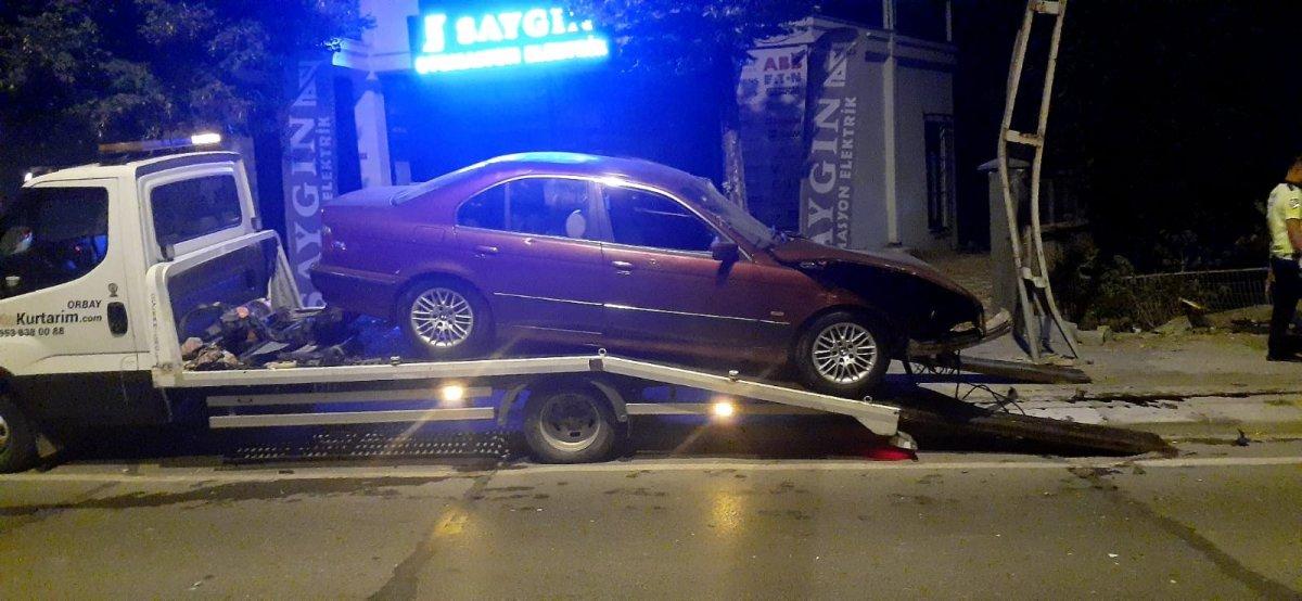 Tuzla’da alkollü sürücü kaza yaptı: 1’i ağı 2 yaralı