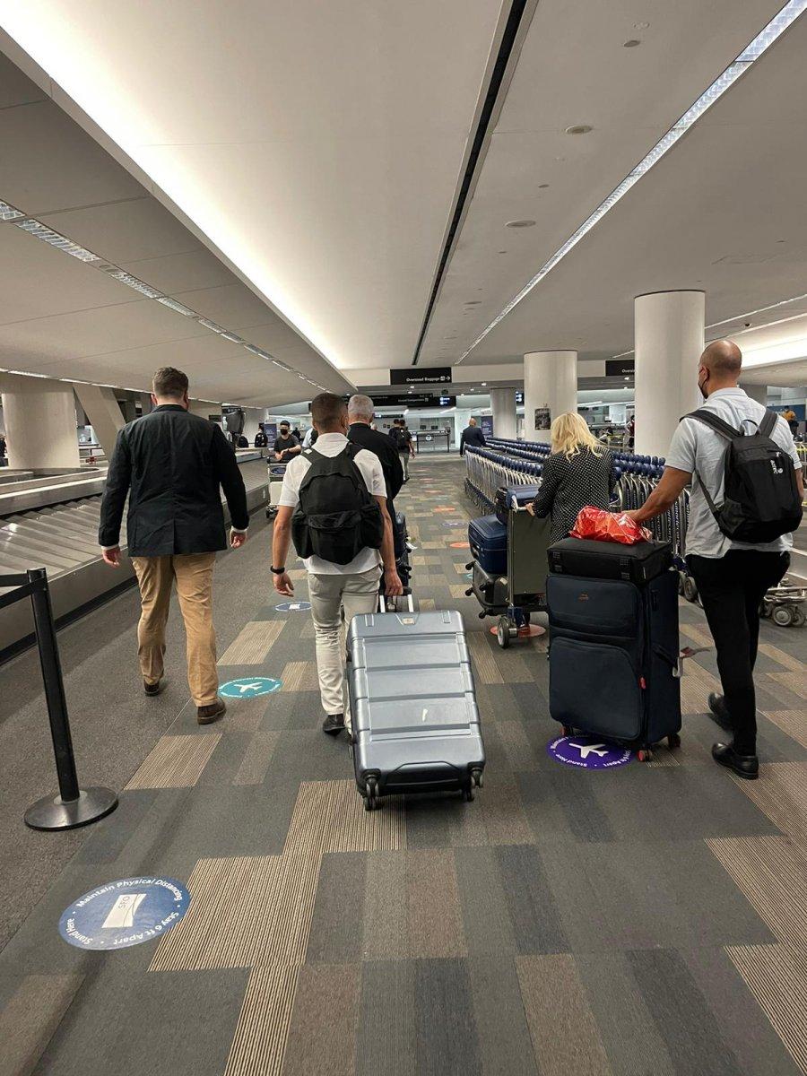 Binyamin Netanyahu, San Francisco Havalimanı'nda sıra beklerken görüntülendi