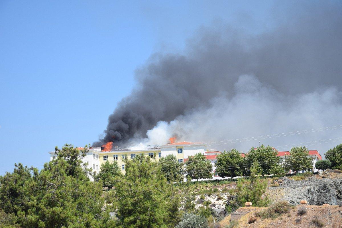 Antalya’da öğrenci yurdu çatısında yangın