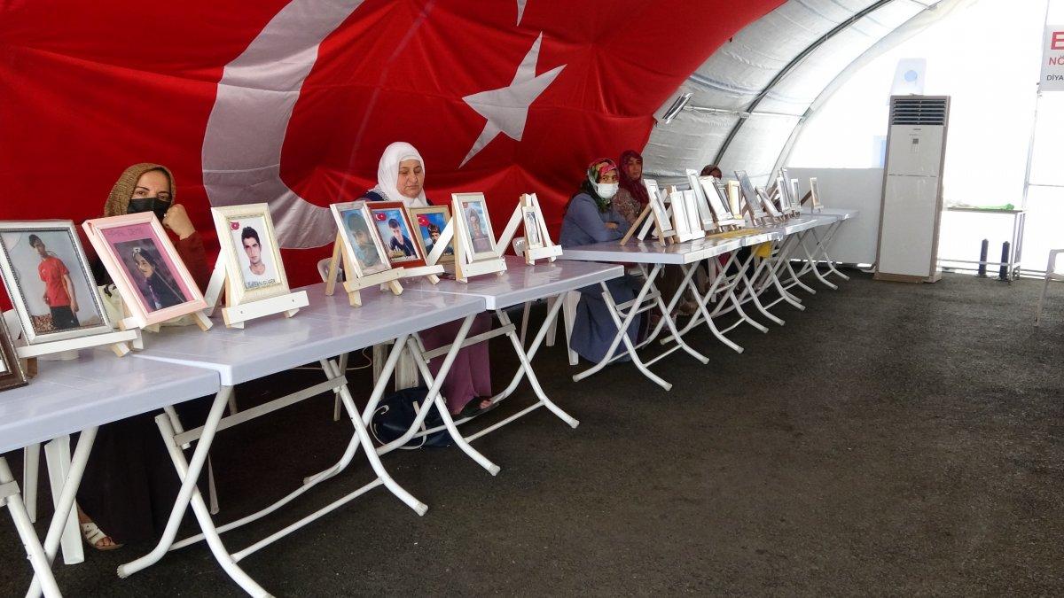 Evlat nöbetindeki anne: Oğlum kaç gel, seni bekliyorum