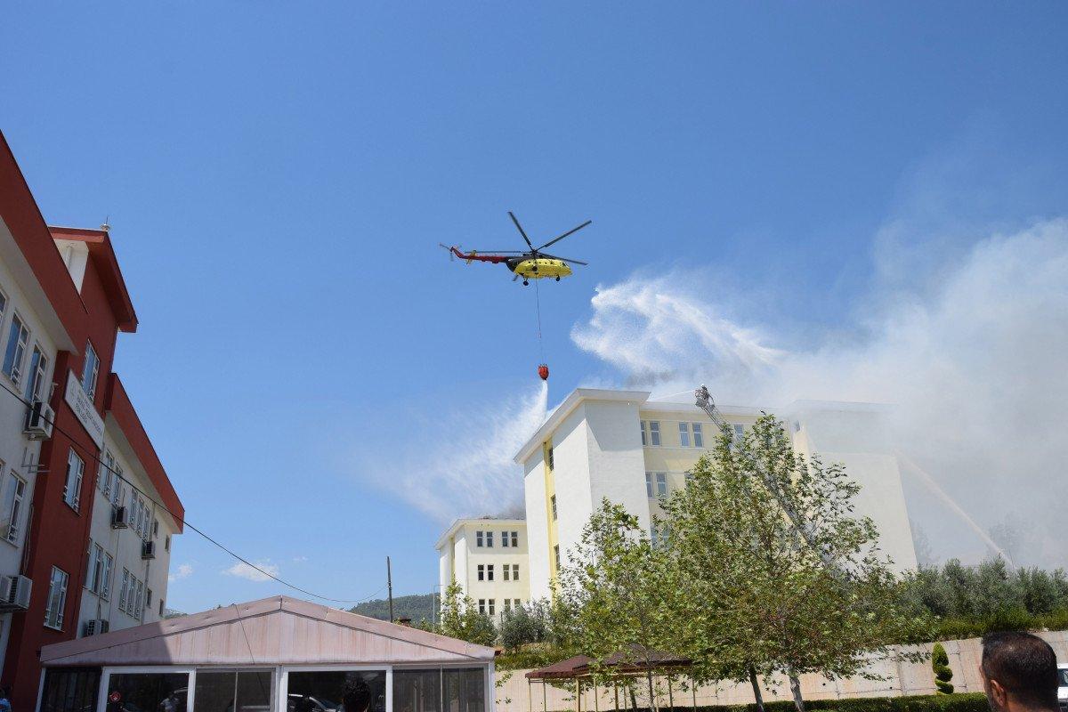 Antalya’da öğrenci yurdu çatısında yangın