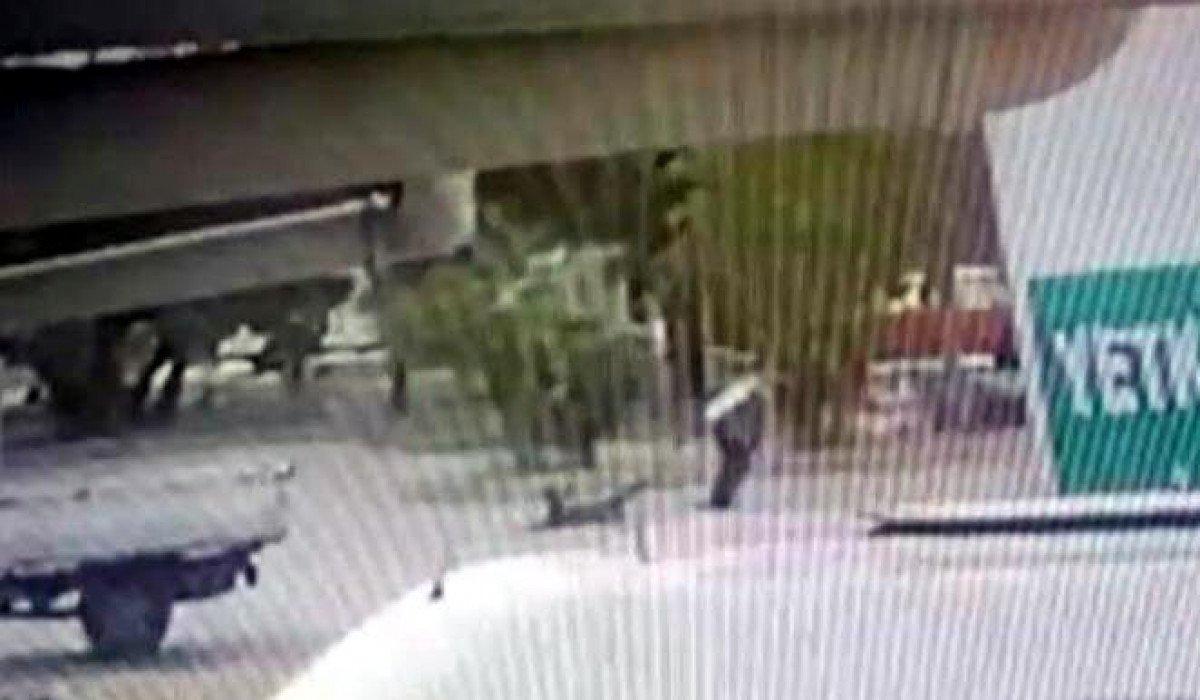 İzmir’de köpeğin ayaklarını bağlayıp yerde sürükledi