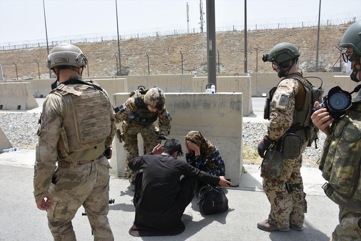 Kabil Havalimanı'nda gergin bekleyiş sürüyor