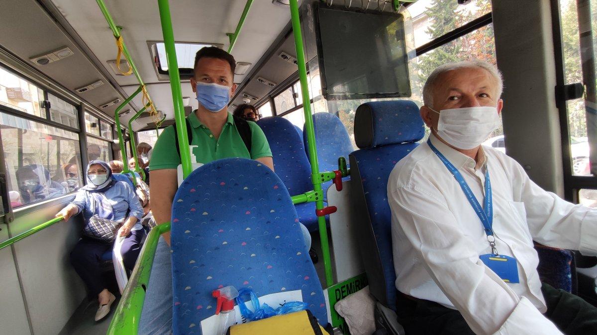 Bursa'daki güler yüzlü şoförün adı, 'Hoş geldin şoför' olarak biliniyor