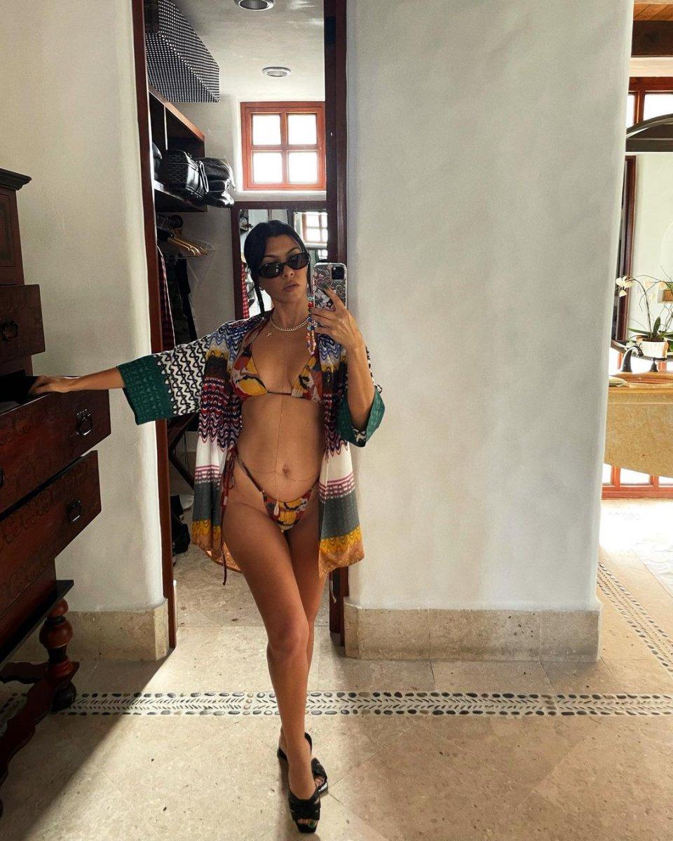 Kourtney Kardashian bikinisiyle poz verdi