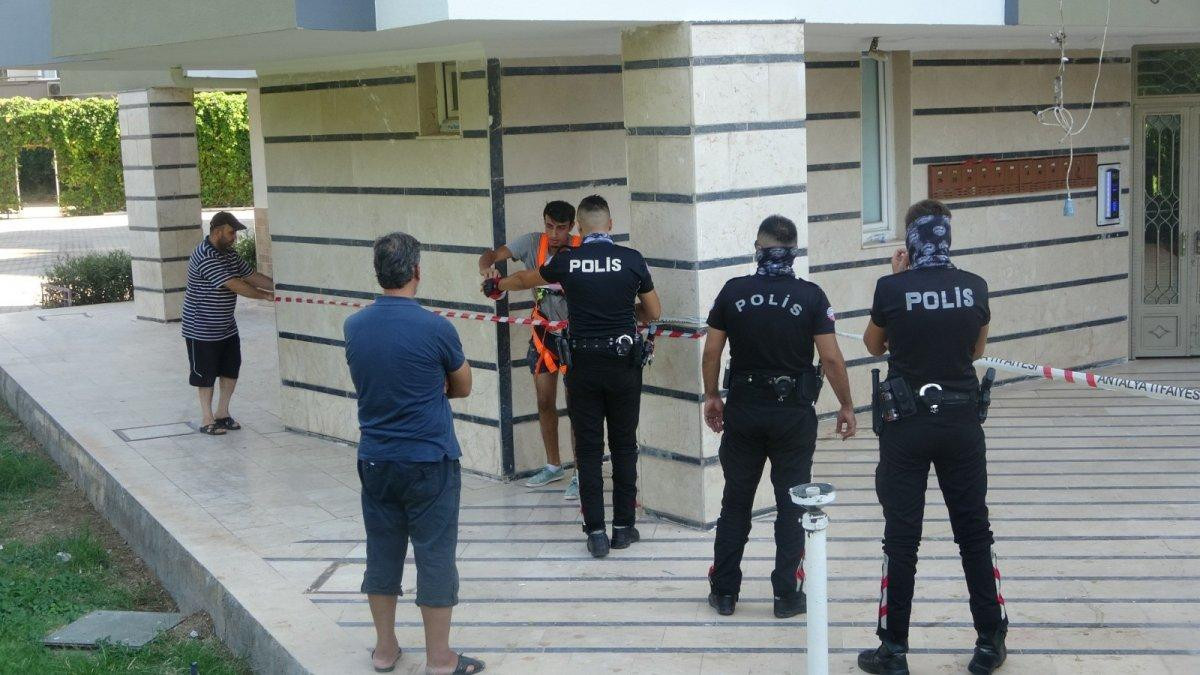 Antalya’da boyacı kardeşler 12’nci katta iskelede asılı kaldı