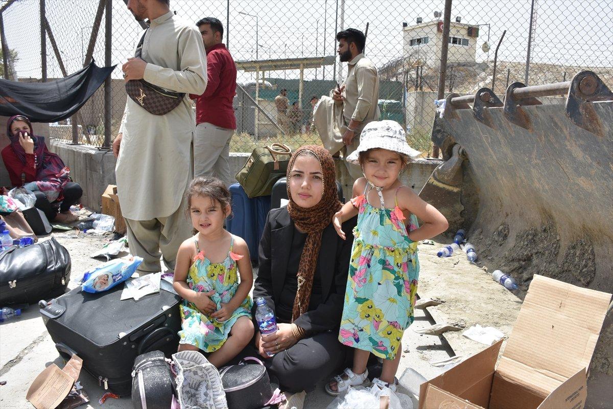 Kabil Havalimanı'nda gergin bekleyiş sürüyor